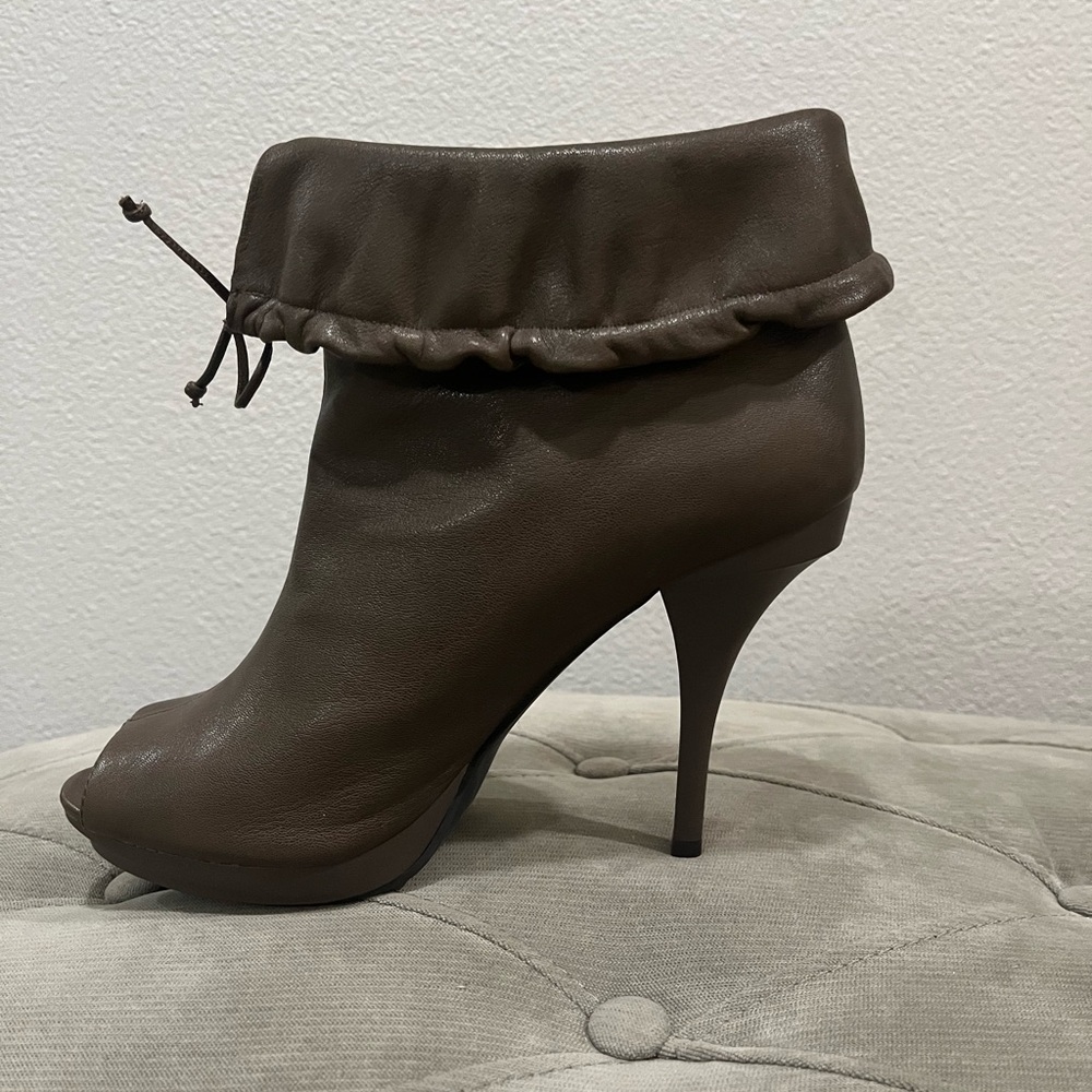 Makowsky boots on heels, size 9,5, new